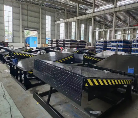 Rampe de quai automatique d'atelier à conception sûre de haute capacité 25000-40000LBS avec lèvre de longueur personnalisable, solution de chargement robuste pour les centres de logistique et de distribution