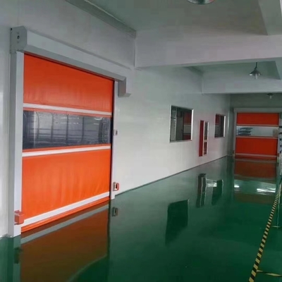 Isolation et résistance aux intempéries Rideau roulant rapide en PVC à grande vitesse Porte à fermeture éclair enroulable Style moderne Portes industrielles automatiques en PVC à grande vitesse pour hôtels Intérieur