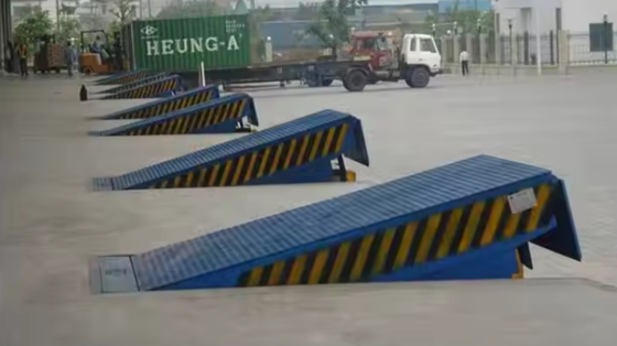 Niveleurs de quai d'entrepôt automatique avec barres de sécurité Plateforme de chargement en acier robuste et efficace de 8T pour entrepôts