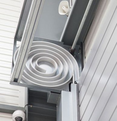 0.75KW Puissance du moteur Usine d'aluminium en gros Porte spirale industrielle à grande vitesse Sécurité et efficacité avec capteur photoélectrique Porte motorisée pour hangar