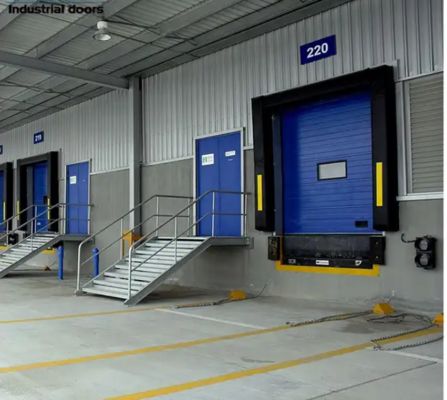 Porte de garage sectionnelle isolée 50 mm-80 mm épaisseur Porte sectionnelle supérieure avec isolation en mousse de polyuréthane et en vinyle ou en pinceau