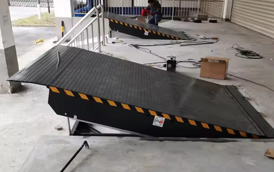 Taille de plate-forme personnalisable Atelier automatique de plaque de dock de porte de dock 25000-40000LBS Conception sécurisée Installation sur place