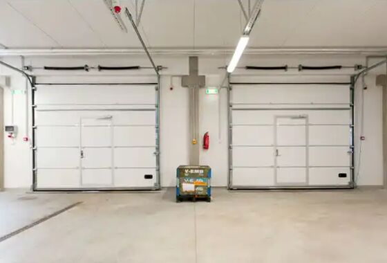 Portes sectionnelles automatiques extérieures pour entrepôts en Chine, portes coupe-feu industrielles personnalisées en acier pour casernes de pompiers