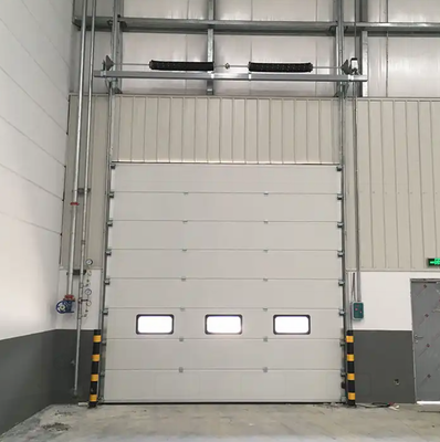 Porte aérienne sectionnelle isolée isolée par OEM personnalisée Porte de passage pour piétons intégrée Fenêtre en polycarbonate de panneau de 40 mm industrielle