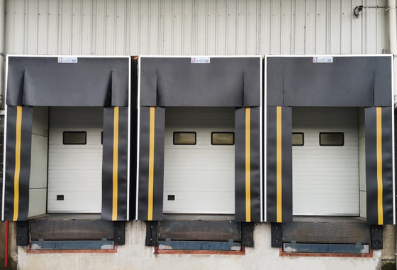 Système de chargement réglable en acier galvanisé abri de quai industriel position solution durable pour les zones de chargement d'entrepôt