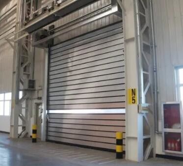Panneau &quot;sandwich&quot; de porte en spirale à grande vitesse d'intérieur d'ascenseur industriel vertical automatique 70mm pour le passage extérieur