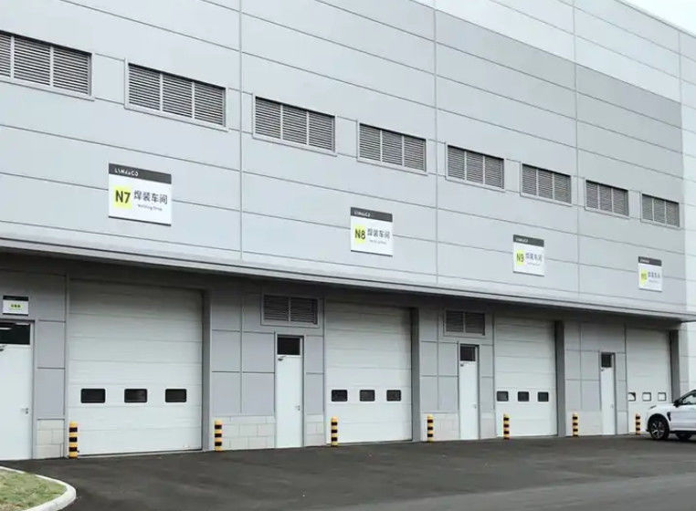 Porte sectionnelle en acier de couleur blanche 50 mm-80 mm d'épaisseur pour les bâtiments commerciaux
