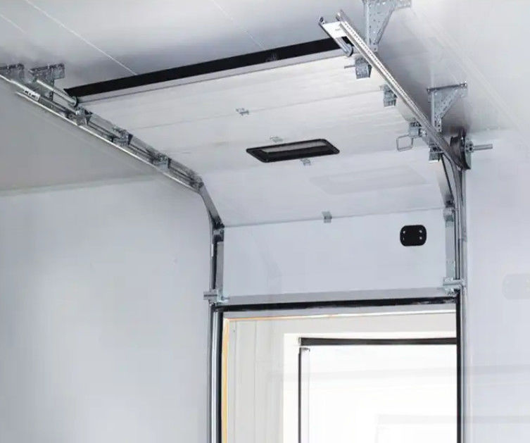 Résistant au vent en mousse blanche remplie en hauteur Porte de garage sectionnelle Automatique / manuel Opération Photocellule de bord de sécurité