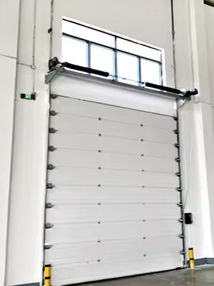 Porte sectionnelle en acier isolée avec serrure de sécurité Conception résistante au vent et réduction du bruit
