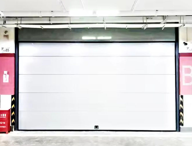 Porte sectionnelle en acier à double enduit avec poignée verrouillable à commande à distance Porte à rouleaux verticale de garage