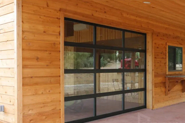 Porte sectionnelle en aluminium à double vitrage moderne avec ouverture manuelle ou automatique Porte de garage en verre
