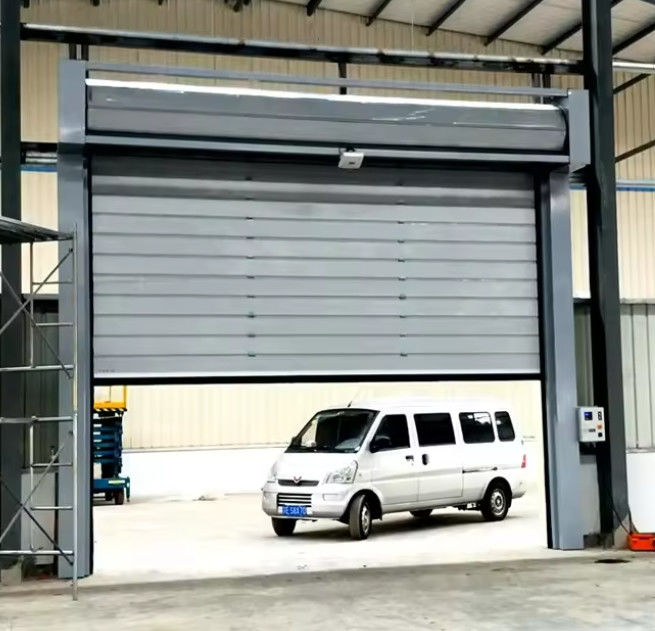 Porte en spirale de vitesse avec 0,8 m/s d'ouverture 0,75 kW de puissance du moteur Système de sécurité du capteur photoélectrique