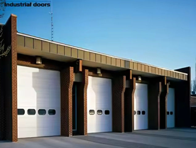 Porte sectionnelle en acier à haute résistance au bruit avec revêtement en poudre de finition Porte isolée industrielle