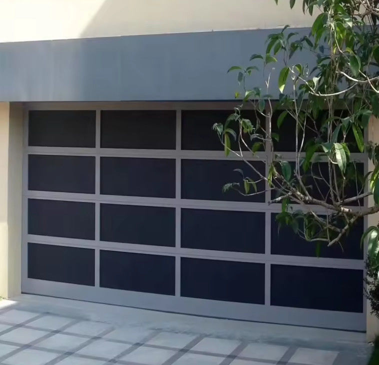 Élégante porte de garage en aluminium avec sécurité améliorée et réduction du bruit