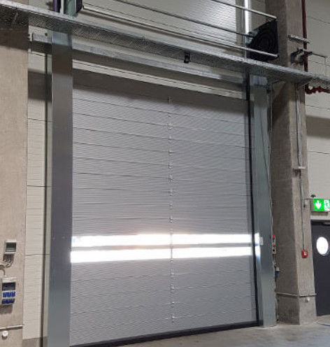 Porte de garage sectionnelle isolée personnalisée avec mousse de polyuréthane étanche au vent, insonorisée et thermique