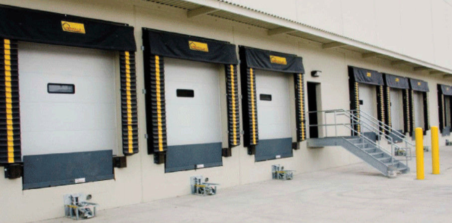 Entrepôt de stockage thermique isolé à froid Rideau en tissu PVC en acier galvanisé Abris de quai de chargement réglables