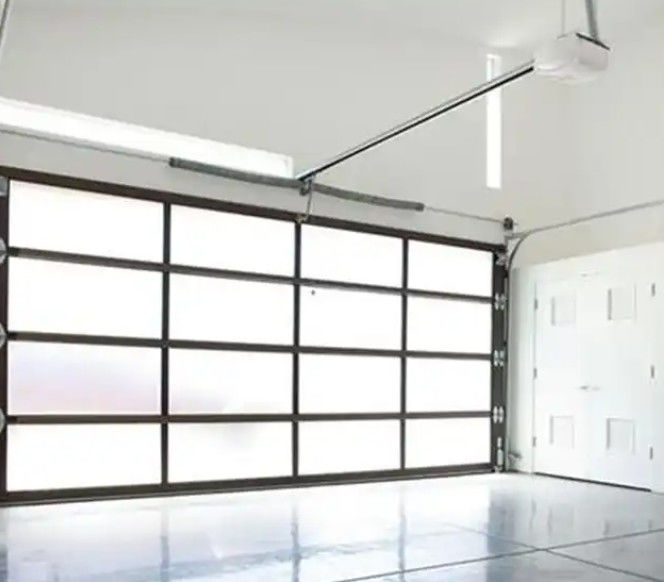 Excellente isolation étanchéité à l'eau classe 3 verre transparent porte de garage sectionnelle style de conception moderne