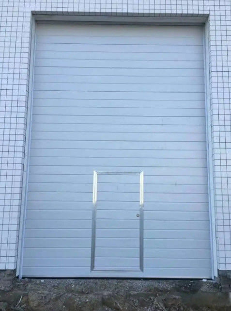 Porte aérienne sectionnelle de seuil en aluminium 50 mm-80 mm épaisseur isolée personnalisée volet isolé panneau d'ascenseur vertical utilisé