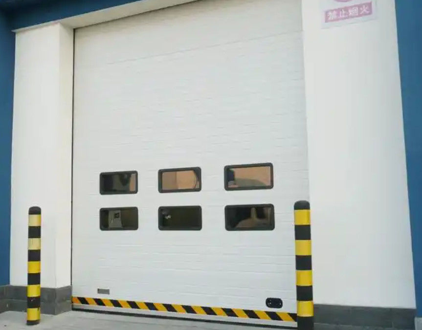 Portes sectionnelles industrielles de caserne de pompiers avec conception automatique de forme et revêtement en poudre sur la tête