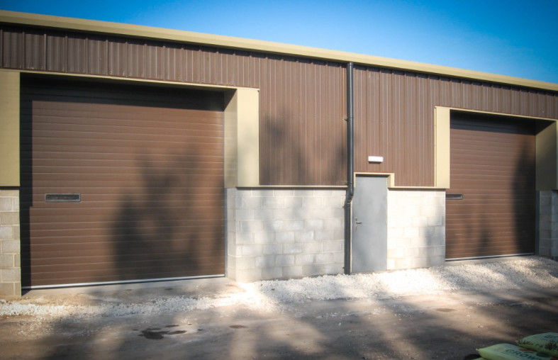Portes commerciales en hauteur Automatique Formé en acier isolé Levé verticalement Porte sectionnelle coulissante en blanc