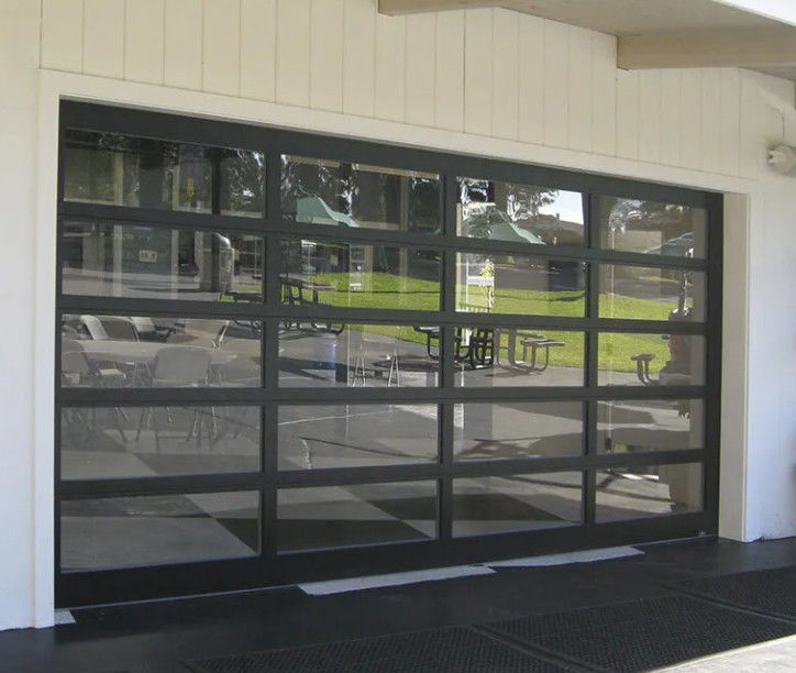Type d'ouverture de haute sécurité, manuel ou automatique, étanchéité à l'eau, classe 3 Porte de garage sectionnelle en verre transparent, fonctionnement intelligent personnalisé, porte de garage