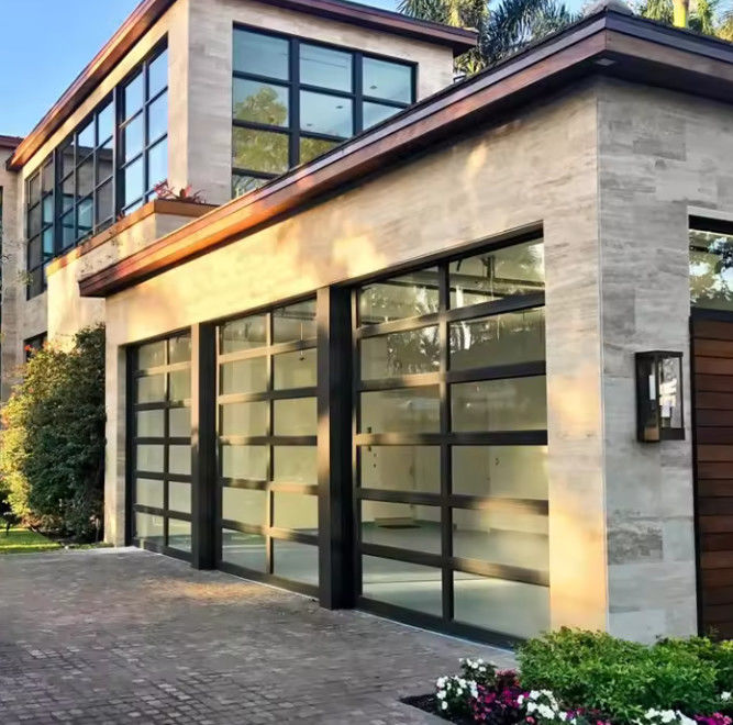 Étanchéité à l'eau de classe 3 Porte de garage sectionnelle en verre transparent pour maison résidentielle Améliorer l'attrait du bord de la maison