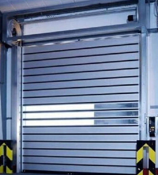 Porte à rouleaux automatique en acier 50 mm-80 mm épaisseur porte de garage sectionnelle isolée commerciale avec conception de panneau plat ou contouré