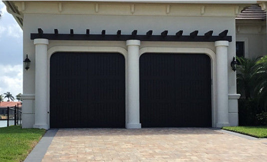 50 mm-80 mm d'épaisseur porte de garage sectionnelle isolée commercial ventilation optionnelle en poudre revêtue de finition