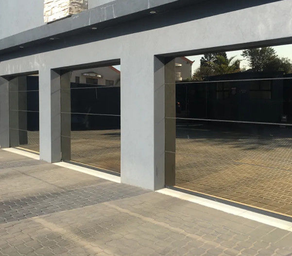 Porte de garage en verre à double vitrage avec étanchéité à l'eau de classe 3 et manuelle ou automatique