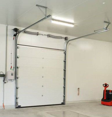 Porte commerciale sectionnelle 50 mm-80 mm épaisseur porte de garage isolée avec serrures brunes matériel