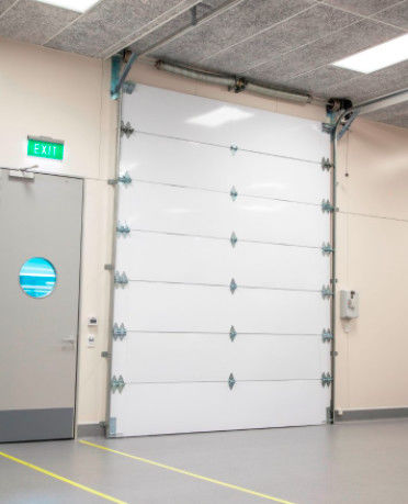 Porte de garage sectionnelle recouverte de poudre 50 mm-80 mm épaisseur isolée Porte de garage sectionnelle