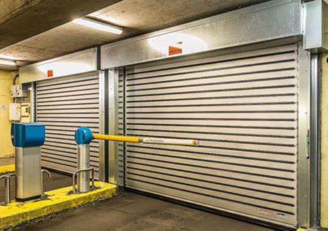 Porte en spirale transparente en aluminium à grande vitesse avec système de sécurité à capteur photoélectrique et perméabilité à l'air ≤ 2,0 m3/ M2.s