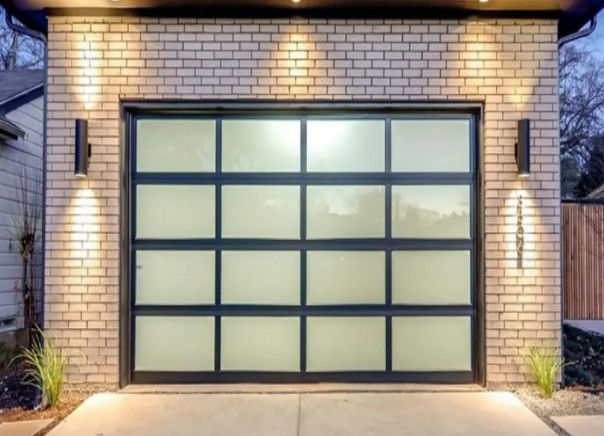 Étanchéité à l'eau personnalisée classe 3 Vitre transparent Porte de garage sectionnelle Style de conception moderne