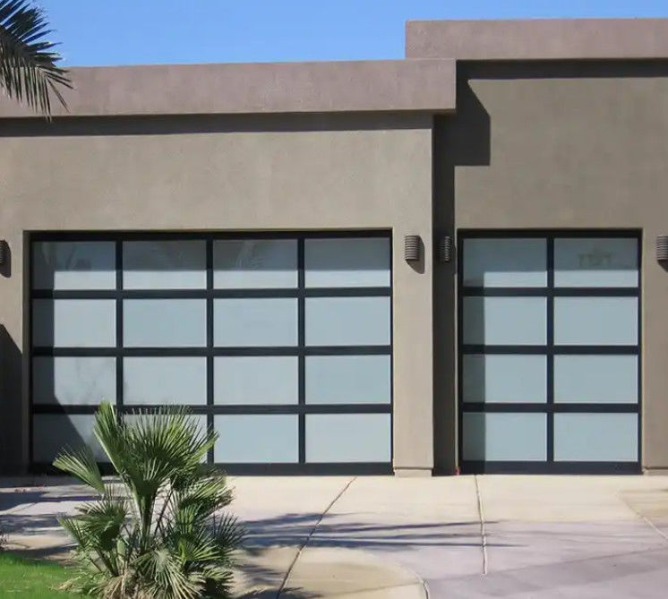Vue complète Porte de garage sectionnelle personnalisée étanchéité à l'eau classe 3 alliage d'aluminium transparent