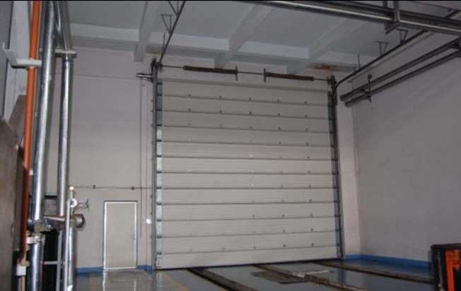 Portes sectionnelles industrielles automatiques avec dégagement d'urgence et conception personnalisée