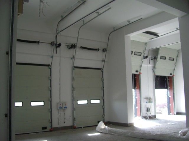 Portes sectionnelles commerciales 50 mm-80 mm d'épaisseur Porte de garage sectionnelle isolée avec ventilation optionnelle