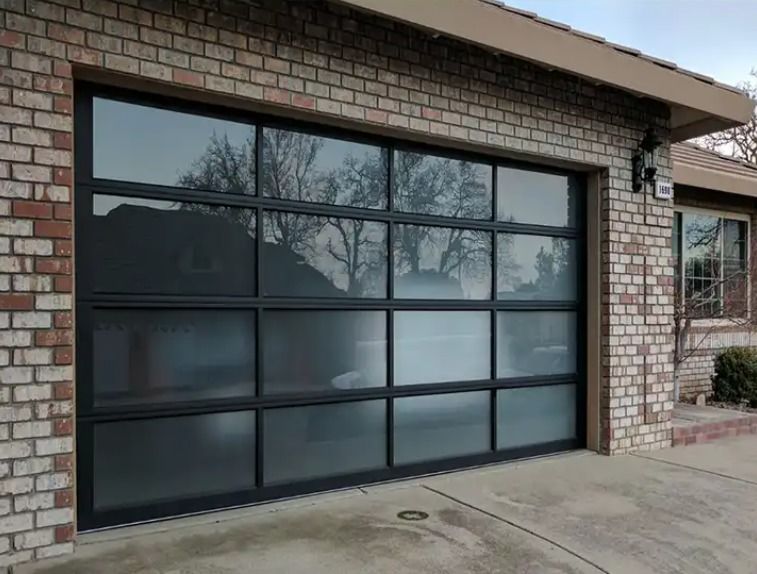 Porte de garage moderne légère de luxe sectionnelle en alliage d'aluminium étanchéité à l'eau classe 3 verre transparent sectionnelle Porte de garage excellente option d'isolation