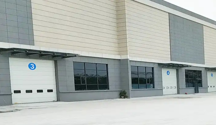 Porte sectionnelle de grande atelier industriel, design de panneau plat ou profilé, épaisseur 50mm-80mm, porte de garage sectionnelle isolée