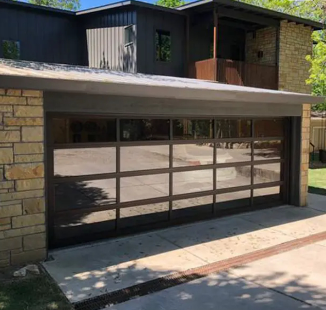 Étanchéité à l'eau Classe 3 Verre transparent Excellente résistance au vent Surélevée industrielle Porte de garage sectionnelle robuste avec manuel ou automatique