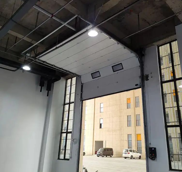 Porte sectionnelle de garage à seuil en vinyle, épaisseur 50mm-80mm, nouvelle porte industrielle thermique isolée et sûre, porte automatique pour atelier