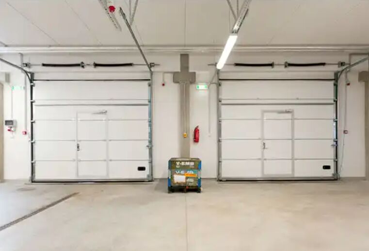 Chine Entrepôt automatique surélevée usine extérieure personnalisée en acier commerciaux sections surélevée portes de caserne de pompiers portes industrielles