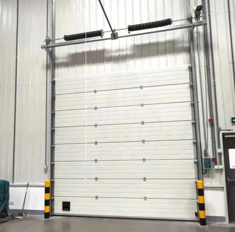 Portes sectionnelles isolées de 50 mm à 80 mm d'épaisseur avec isolation en mousse de polyuréthane et ventilation optionnelle