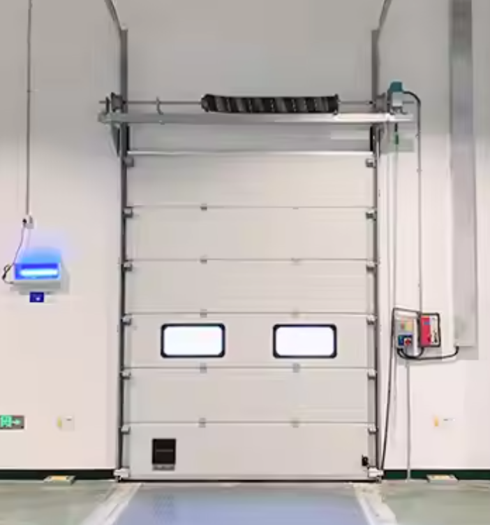 Porte aérienne sectionnelle isolée isolée par OEM personnalisée Porte de passage pour piétons intégrée Fenêtre en polycarbonate de panneau de 40 mm industrielle